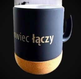 Kubek z korkową podkładką